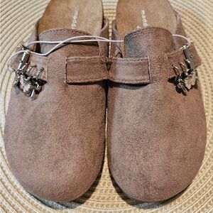 Madden Girl Tan Kids Slippers with Charms Size 13
